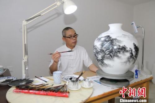 半岛综合体育侨乡广东大埔800年青花古瓷 展现创新活力(图2)