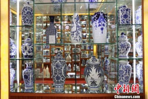 半岛综合体育侨乡广东大埔800年青花古瓷 展现创新活力(图4)